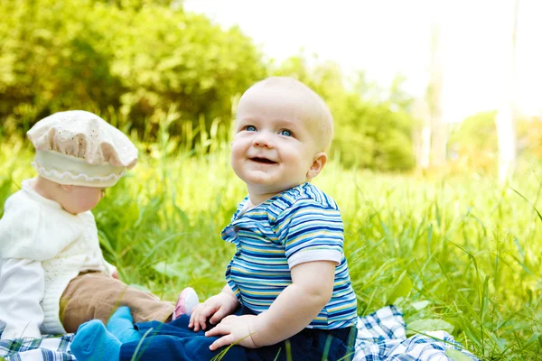 Dois bebês alegres — Fotografia de Stock