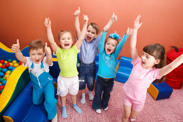 Crianças gritando Fotos De Bancos De Imagens