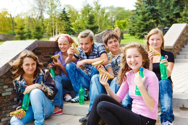 Äta skräpmat — Stockfoto