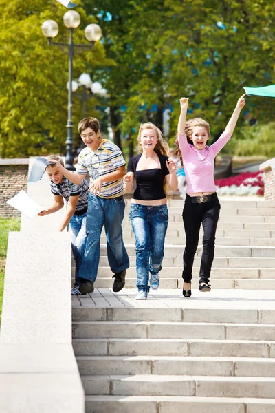 Studenten laufen — Stockfoto