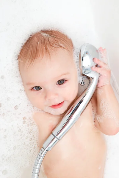 Bebê em espuma de sabão — Fotografia de Stock