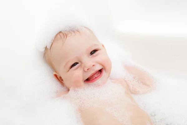 Radosne dziecko w kąpieli — Zdjęcie stockowe