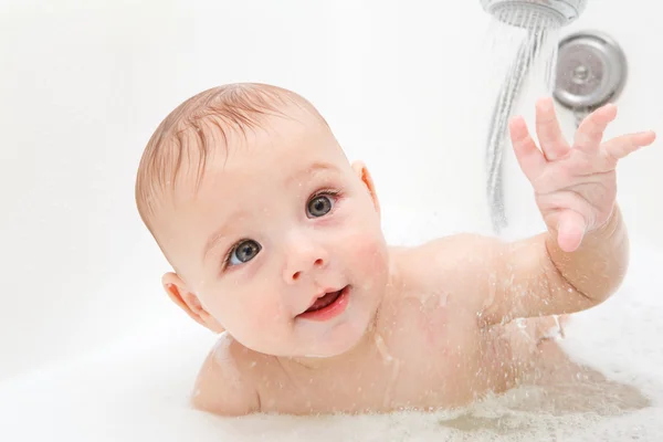 Biorąc kąpiel dziecka — Zdjęcie stockowe