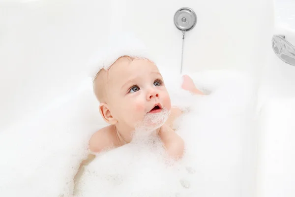 Bebé en el baño — Foto de Stock