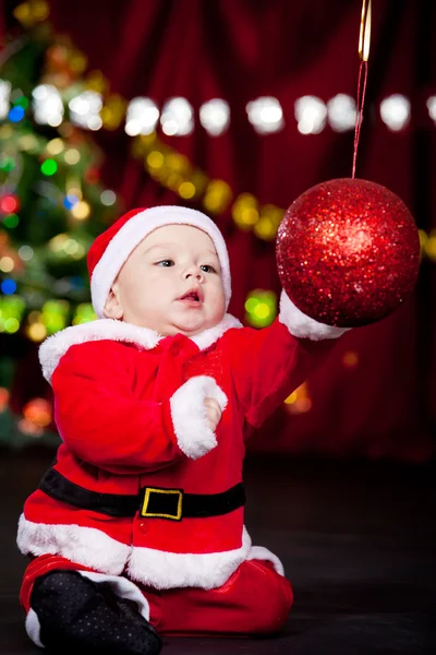宝宝玩圣诞球 — 图库照片