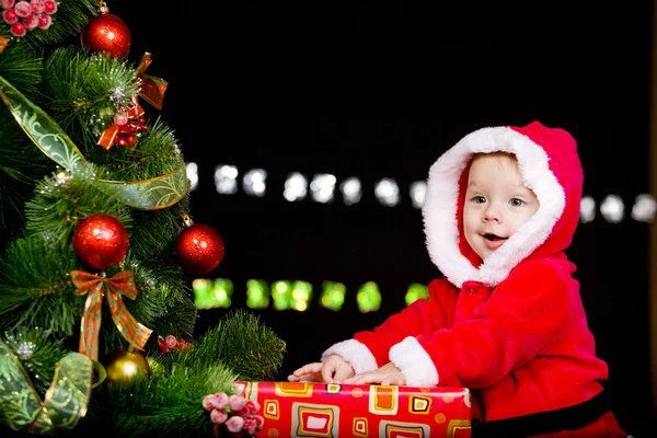 Baby im Weihnachtsmannkostüm über schwarz — Stockfoto