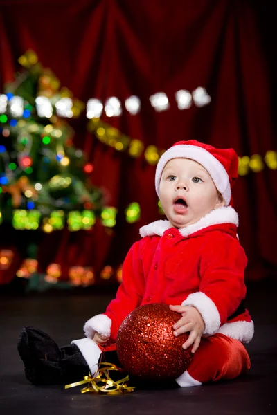 Έκπληκτος μικρό παιδί με Χριστουγεννιάτικη χοροεσπερίδα — Φωτογραφία Αρχείου