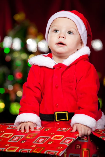 Säugling im Weihnachtsmannkostüm — Stockfoto