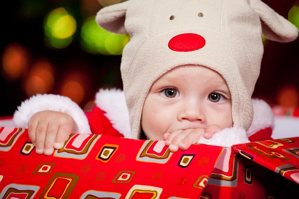 Baby im roten Geschenkkarton — Stockfoto