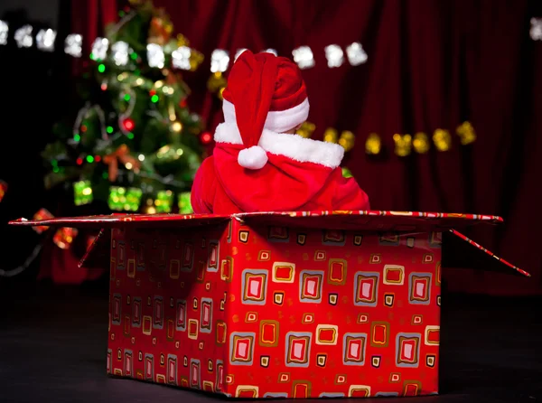 Weihnachtsmann-Helfer im Geschenkkarton — Stockfoto