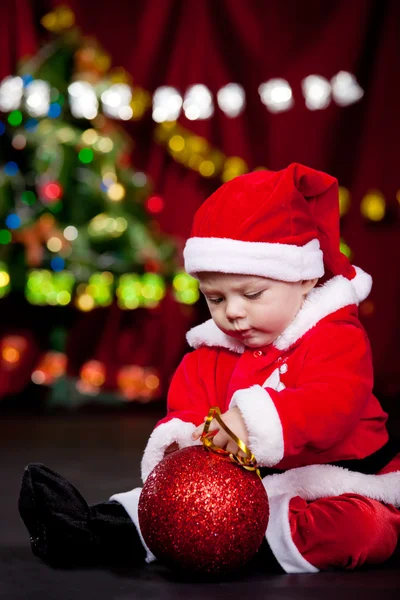 Bambino che gioca con la palla di Natale — Foto Stock