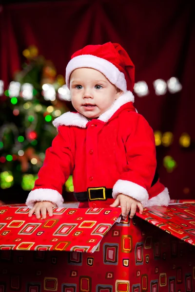 Noel Baba kılığına girmiş küçük çocuk — Stok fotoğraf