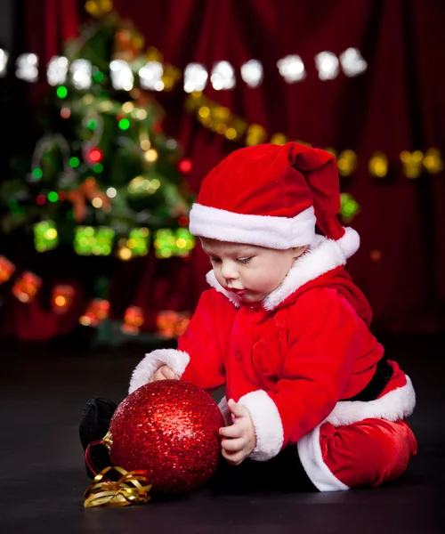 Enfant jouant avec boule de Noël — Photo