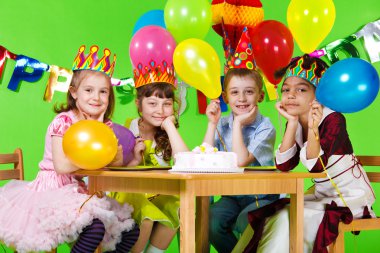 çocuklar grup ve doğum günü pastası
