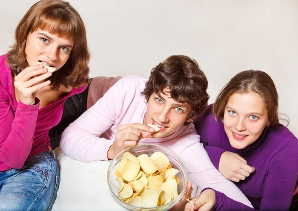 青少年吃薯片 — 图库照片