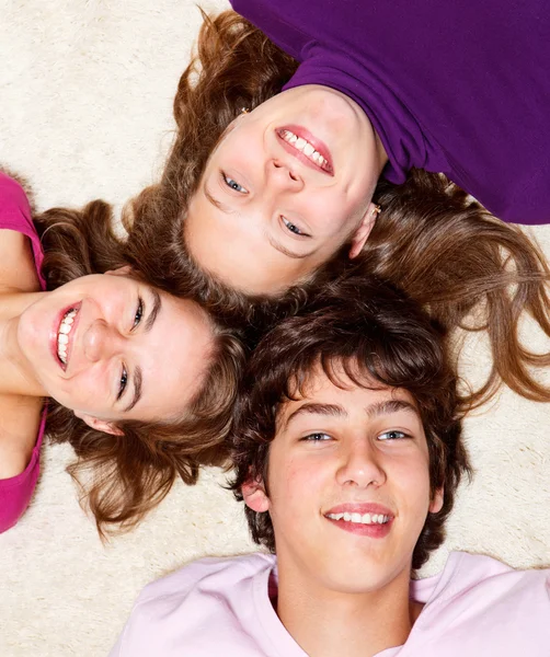 Glada tonåriga vänner — Stockfoto