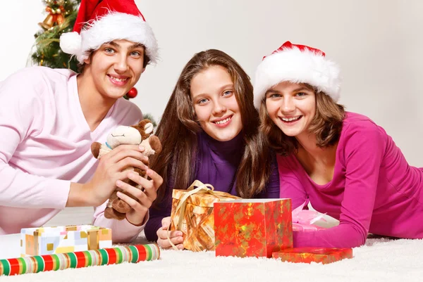 Adolescenti imballaggio regali di Natale — Foto Stock