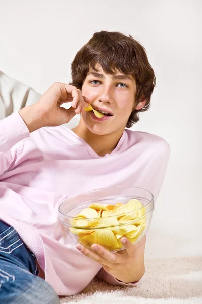 Adolescente comendo batatas fritas — Fotografia de Stock
