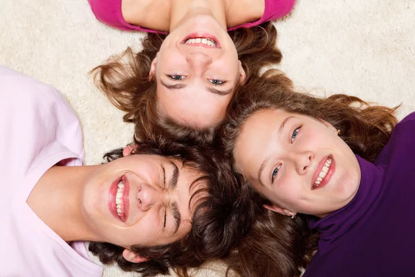 Tonåringar som skrattar — Stockfoto