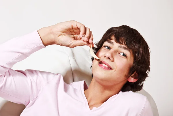 Хлопець їдять чіпси — стокове фото