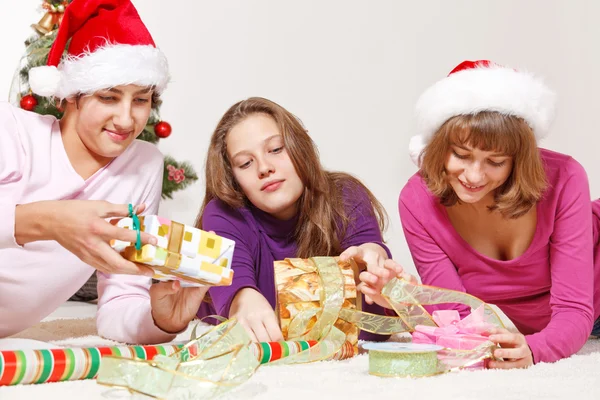 Étudiants souriants en chapeaux de Père Noël — Photo