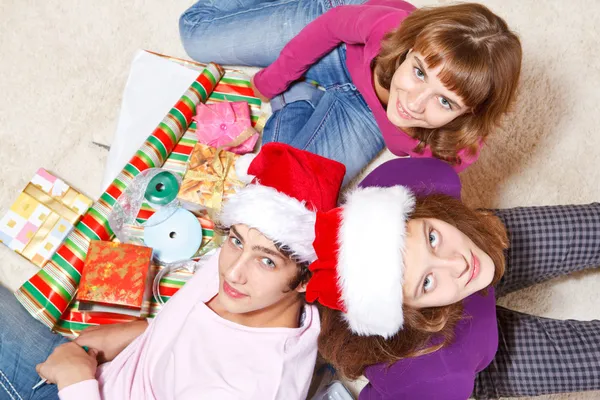 Tonåringar att göra julklappar — Stockfoto