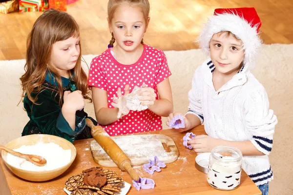Дітей, що робить печиво — стокове фото