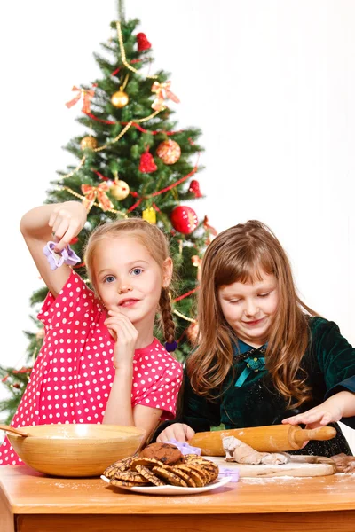 Meninas fazendo biscoitos — Fotografia de Stock