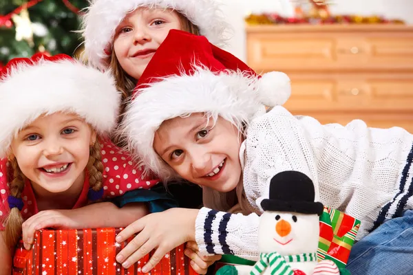Kinder mit Weihnachtsmützen — Stockfoto