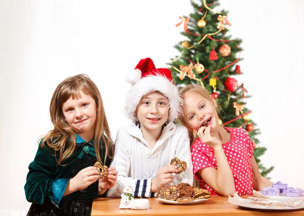 Kinder essen Kekse — Stockfoto
