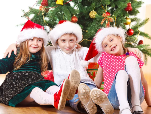 Amigos debaixo da árvore de Natal — Fotografia de Stock