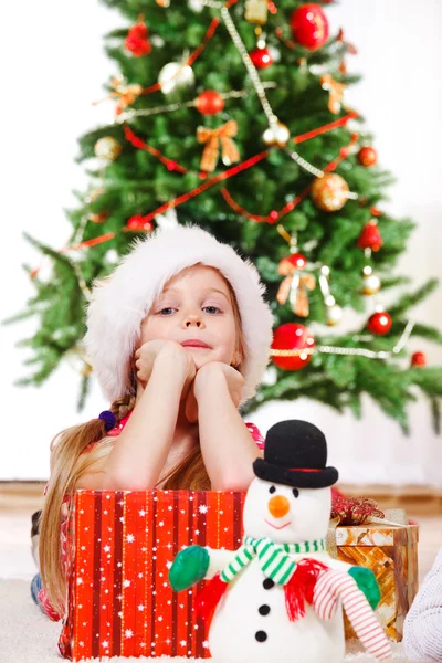 Dívka vedle dárky — Stock fotografie
