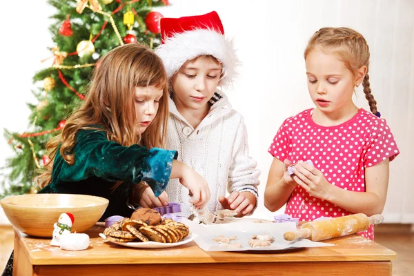 Bambini che fanno biscotti — Foto Stock