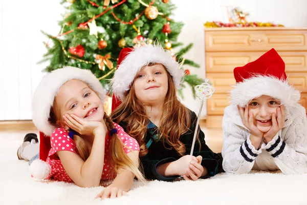 孩子们在圣诞老人的帽子 — 图库照片