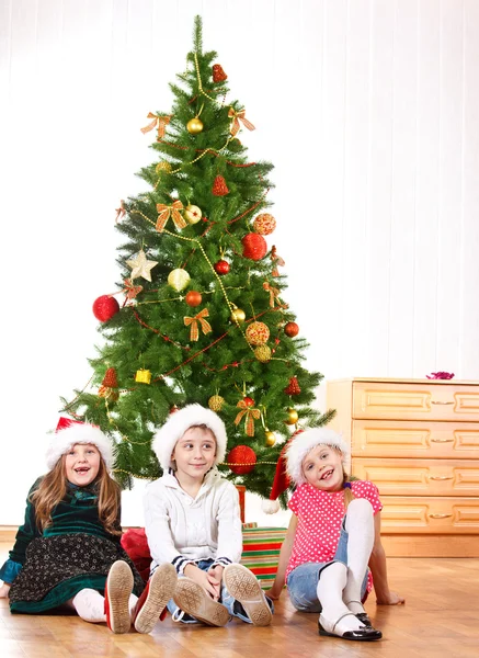 Kleine Freunde mit Weihnachtsmützen — Stockfoto