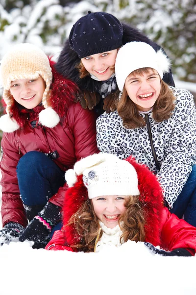 Έφηβων κοριτσιών σε ένα χιονισμένο πάρκο — Φωτογραφία Αρχείου