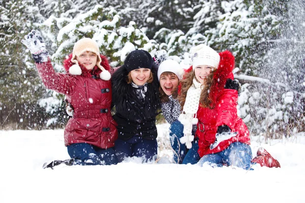 Adolescentes amigos jogando neve — Fotografia de Stock