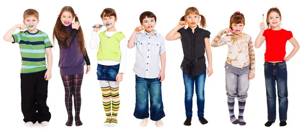 Mignon préscolaire enfants groupe nettoyage dents — Photo