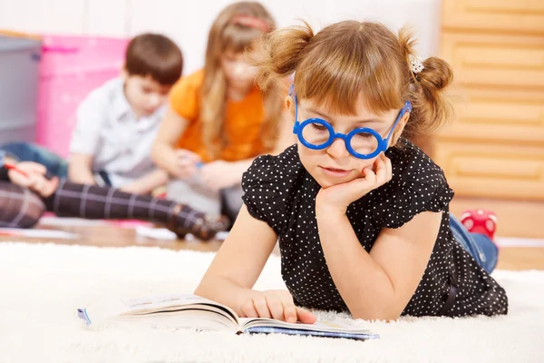 School jaar oud meisje het lezen van een boek — Stockfoto
