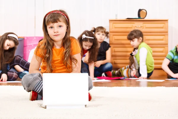 Criança na frente do laptop — Fotografia de Stock