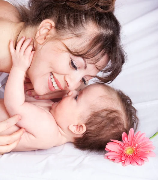 Baby umarmt seine Mutter — Stockfoto