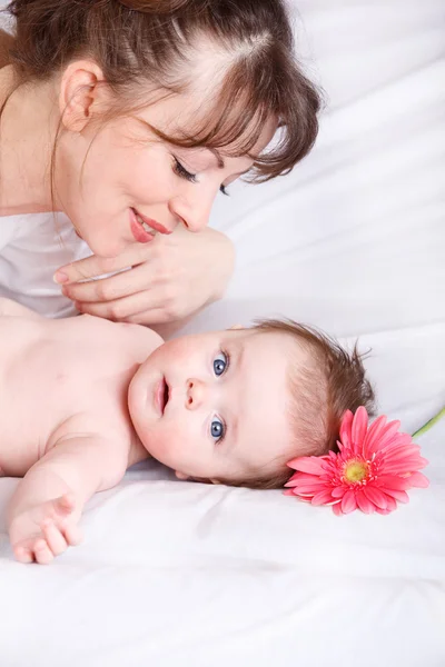 Madre mirando al bebé —  Fotos de Stock
