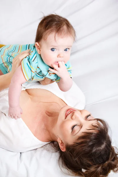 Mãe aproveitando o tempo com o bebê — Fotografia de Stock