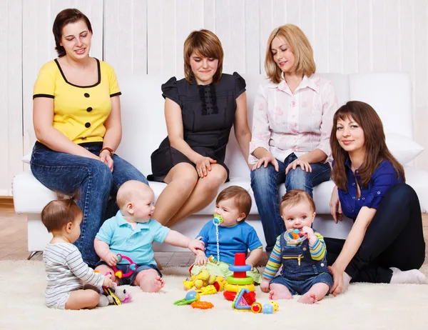 Young women and kids — Stock Photo, Image