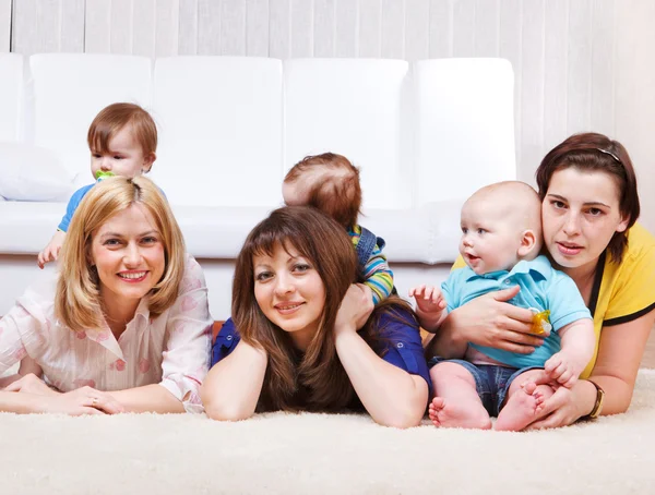 Female friends with kids — Stock Photo, Image