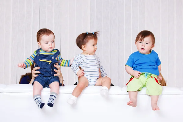 Babys sitzen auf dem Sofa Rücken — Stockfoto