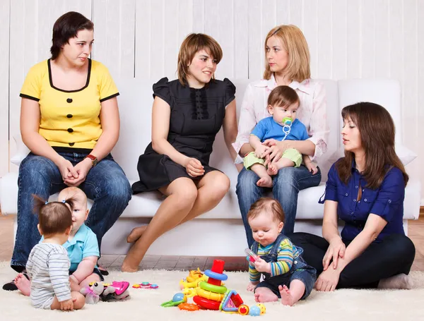Mulheres e seus filhos — Fotografia de Stock