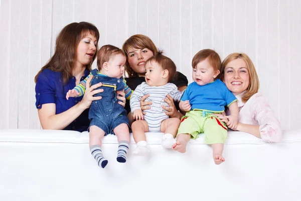 Vrouwen houden baby 's — Stockfoto