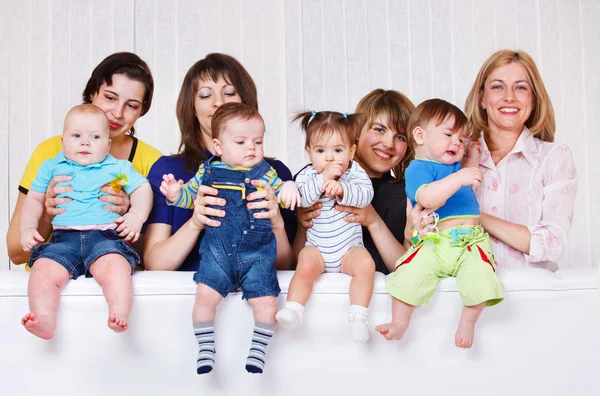 Mothers playing with babies — Stock Photo, Image