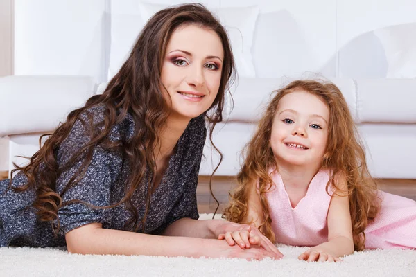 Mulher bonita e menina doce — Fotografia de Stock